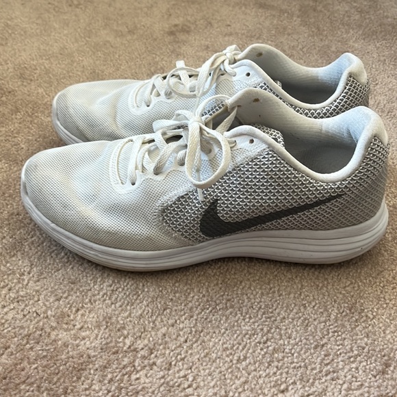 Nike Revolution 3 Gym Shoes - Picture 3 of 8